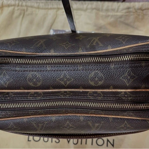 Louis Vuitton  Monogram Crossbody Bag - Picture 6 of 7